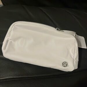 Lululemon white Everywhere belt bag o/s NWT